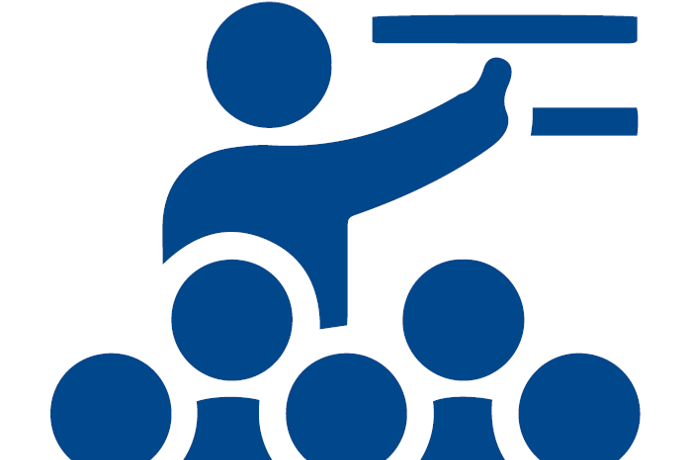 Piktogramm einer Person, die vor einer Gruppe von fünf Personen steht und etwas an einer Tafel oder einem Board erklärt.