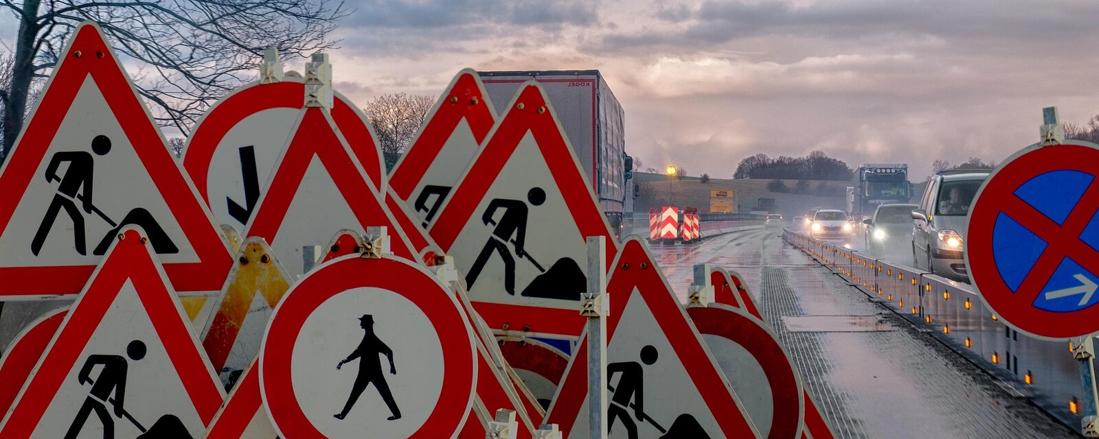 Foto eines Schildesmeeres innerhalb einer Autobahn-Baustelle.