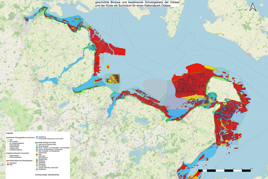 Karte der Ostseeküste mit farblich markierten Schutzgebieten an Land und im Meer, einschließlich geschützter Biotope und bestehender Naturschutz- und FFH-Gebiete.