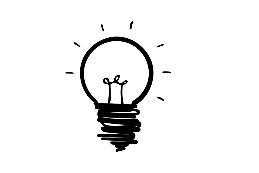 In schwarz auf weißem Hintergrund gezeichnete Glühbirne.