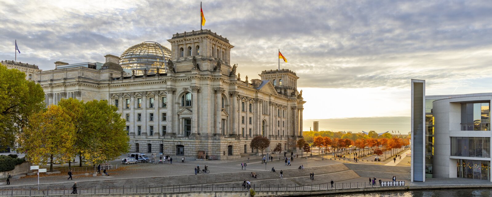 Herbstimpressionen vom Reichstagsgebäude am Spreeufer im Parlamentsviertel in der Abenddämmerung. Rechts ist das Paul-Löbe-Haus zu sehen.