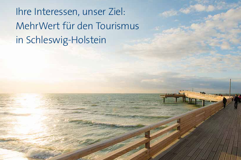 Blick auf eine Seebrücke an der Ostsee in Schleswig-Holstein bei Sonnenuntergang. Einige Menschen spazieren auf der Holzpromenade, das Meer glitzert im warmen Licht. Links oben steht der Text: ‚Ihre Interessen, unser Ziel: MehrWert für den Tourismus in Schleswig-Holstein.