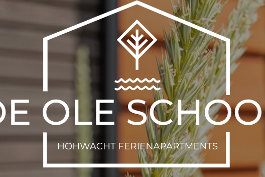 Logo De Ole School, Hohwacht Ferienapartments