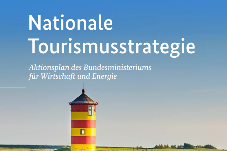 Titelblatt der Nationalen Tourismusstrategie des Bundesministeriums für Wirtschaft und Energie, ergänzt durch eine Aufnahme des bunt gestreiften Leuchtturms am Deich als Symbol für Deutschlands touristische Vielfalt.“