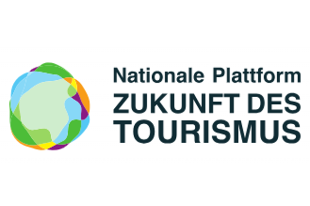 Das Bild zeigt das Logo der „Nationalen Plattform Zukunft des Tourismus“. Auf der linken Seite befindet sich ein rundes, abstraktes Symbol aus ineinander übergehenden, transparenten Farben wie Grün, Blau, Gelb, Orange und Lila, das an eine stilisierte Weltkugel erinnert. Rechts daneben steht in schwarzer Schrift der Text: „Nationale Plattform“ in kleineren Buchstaben und darunter in größeren, fett gedruckten Buchstaben „ZUKUNFT DES TOURISMUS“. Das Design wirkt modern und dynamisch und symbolisiert Vernetzung und Vielfalt im Tourismus. 
