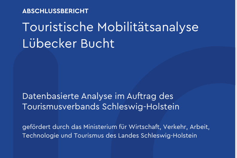 weiße Überschrift auf blauem Hintergrund mit dem Titel "Touristische Mobilitätsanalyse Lübecker Bucht"