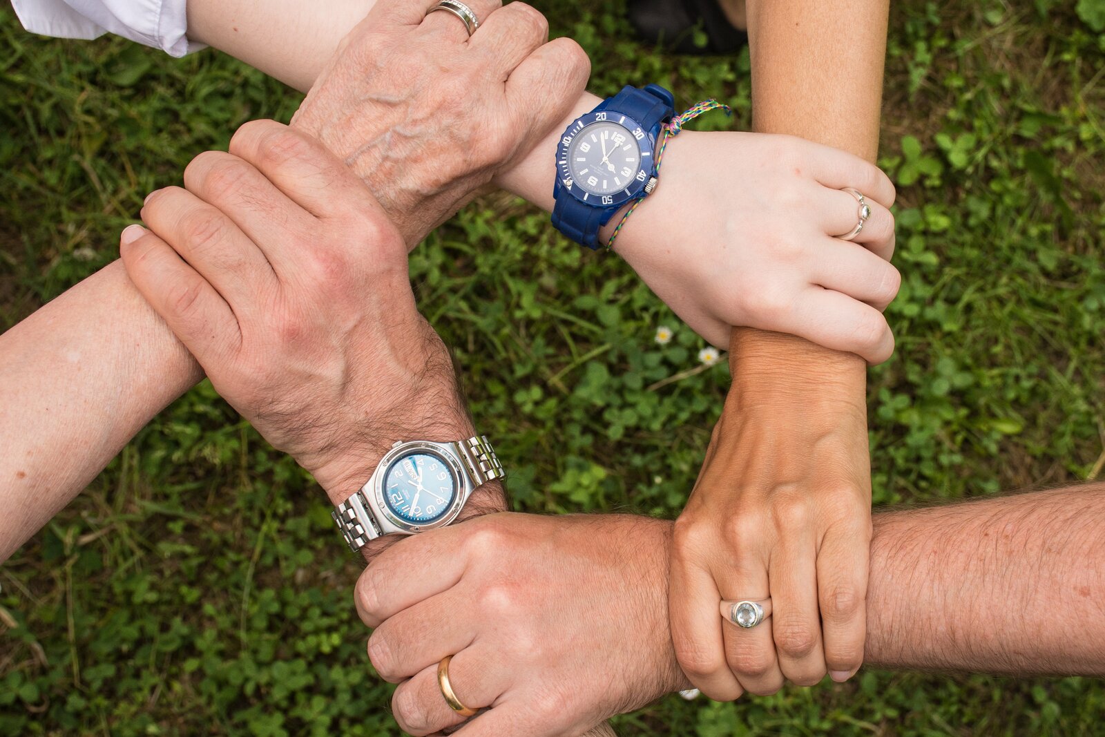 H&auml;nde greifen Handgel&auml;nke, sodass ein stabiles Verh&auml;ltnis entsteht.